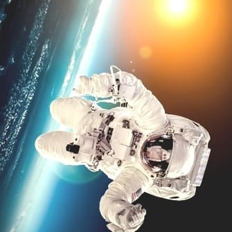 Astronaut im Raumanzug, im All schwebend